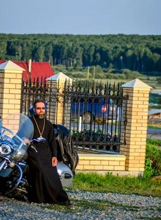 Батюшка байкер