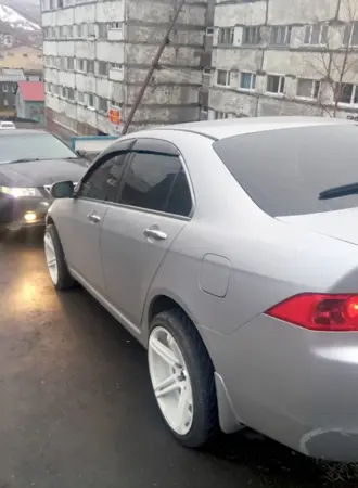 Белые диски на серебристом авто
