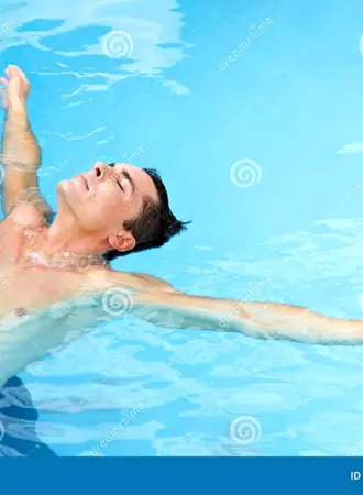Человек в воде на спине