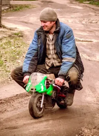 Деревенский мотоциклист