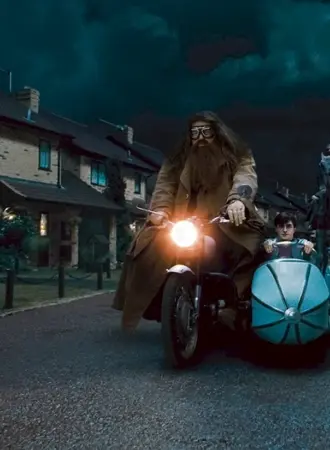 Гарри Поттер и Хагрид на мотоцикле