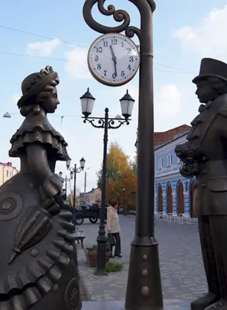 Город Киров памятники