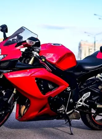 Красный Suzuki GSX-R 600