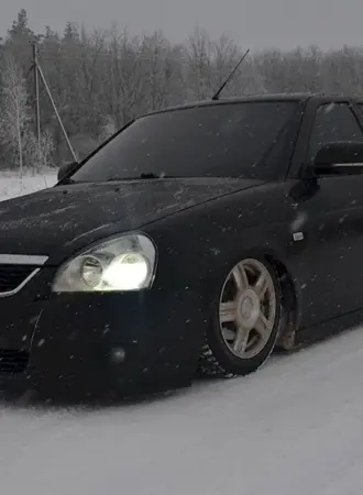 Лада Приора черная заниженная