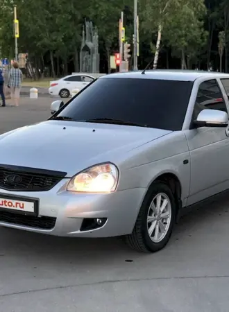 Лада Приора седан серебристая