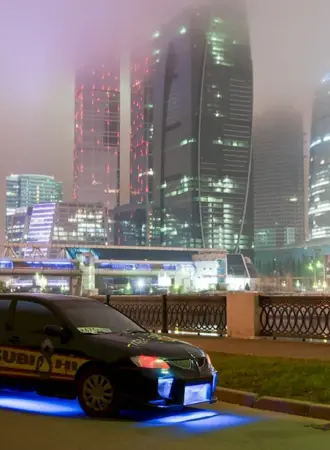 Машина на фоне Москвы