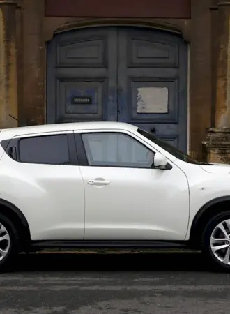 Машина Nissan Juke белая