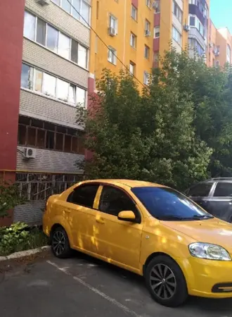 Машина во дворе