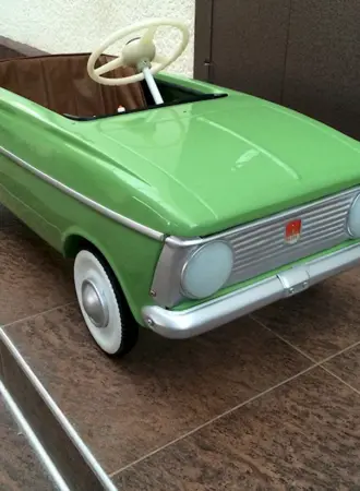 Машинка педальная Орленок