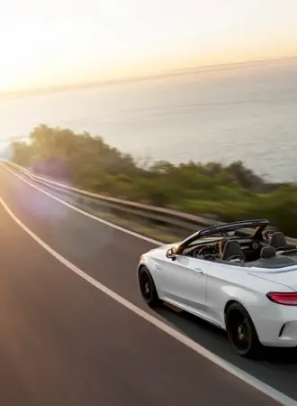 Mercedes Benz c63 AMG белая на трассе в потоке