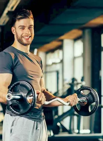 Мужчина в спортзале