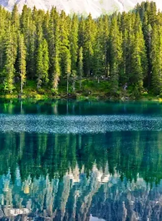 Озеро Carezza Италия.