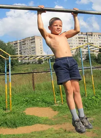 Подросток на турнике