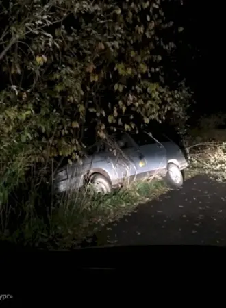 ВАЗ 2110 В кювете ночью