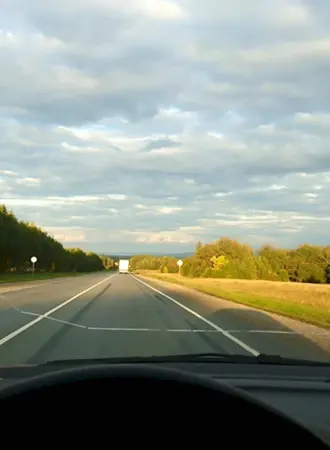 Вид из машины на дорогу