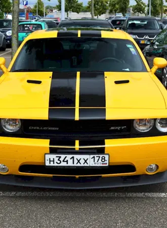 Желтый dodge Challenger srt8