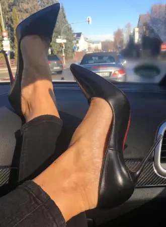 Женские ножки в автомобиле