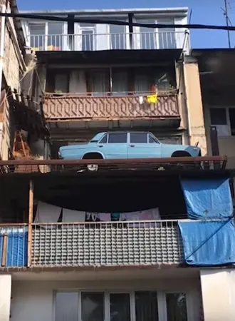 Жигули на балконе Тбилиси