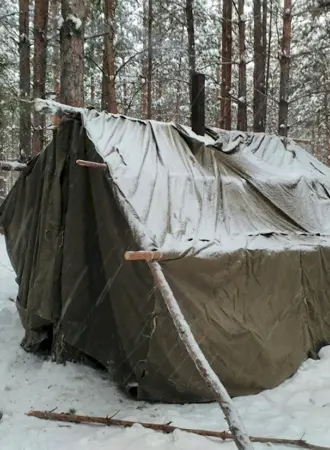 Зимняя палатка для ночевки в лесу
