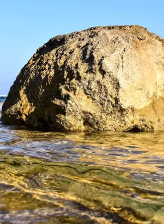 Большие камни в море