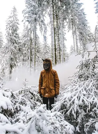 Человек в зимнем лесу