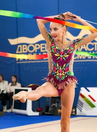 Гимнастки по художественной гимнастике