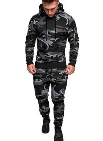 Камуфляжный спортивный костюм