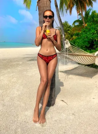 Ханна певица в купальнике