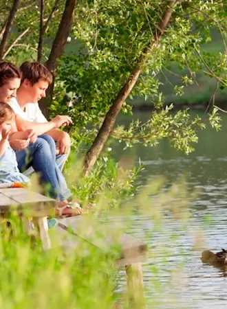 Люди отдыхают на природе