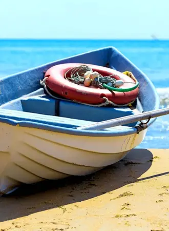 Лодка в море