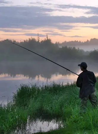 Рыбак на озере