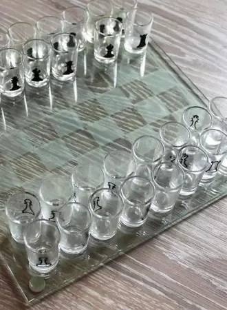 Стеклянные шахматы рюмки