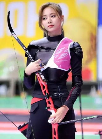 Twice Tzuyu лучница